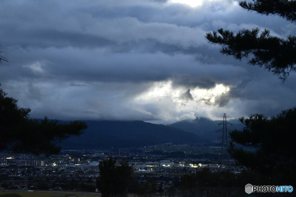 夕暮れの盆地&山地