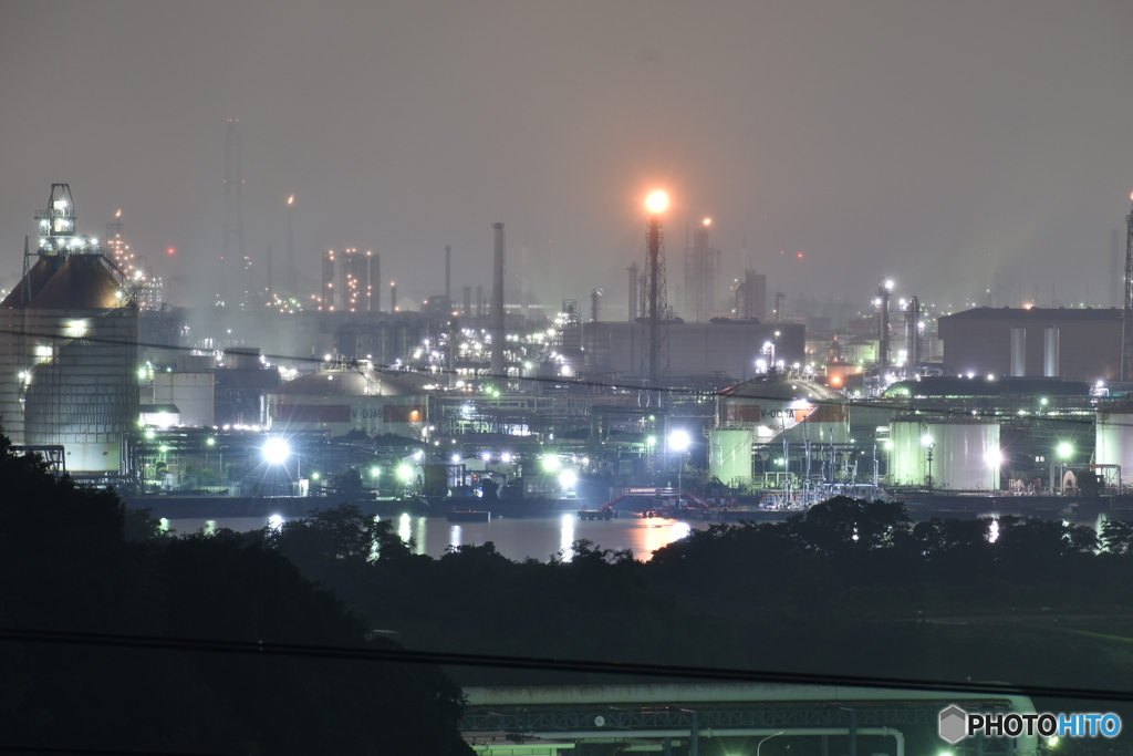 雨の夜も働き続けるプラント