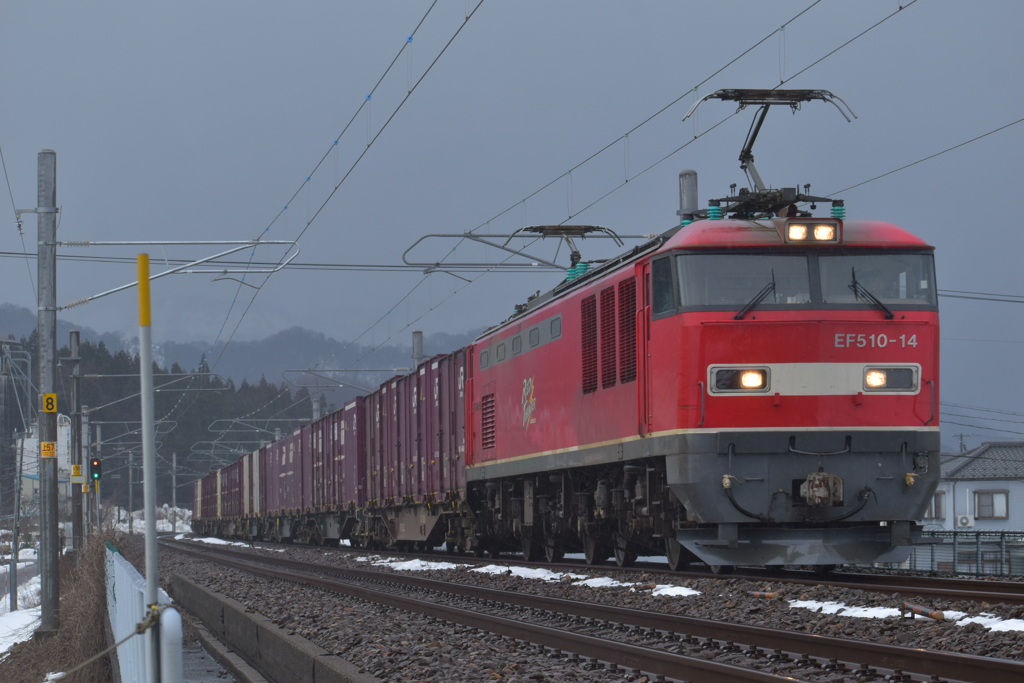 降雪前の静けさを行く機関車