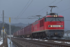 降雪前の静けさを行く機関車