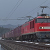 降雪前の静けさを行く機関車