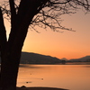 明け時の湖畔