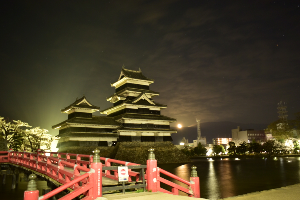 月の出と烏城
