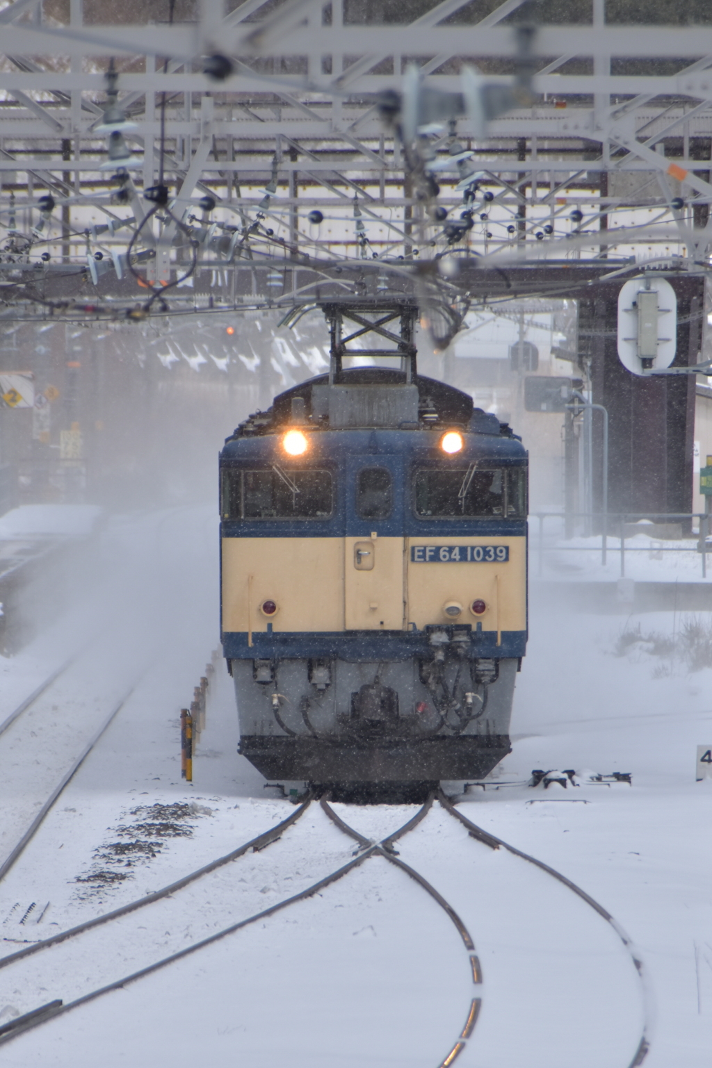 雪煙を上げ行く