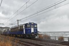 冬荒れの日本海を行く