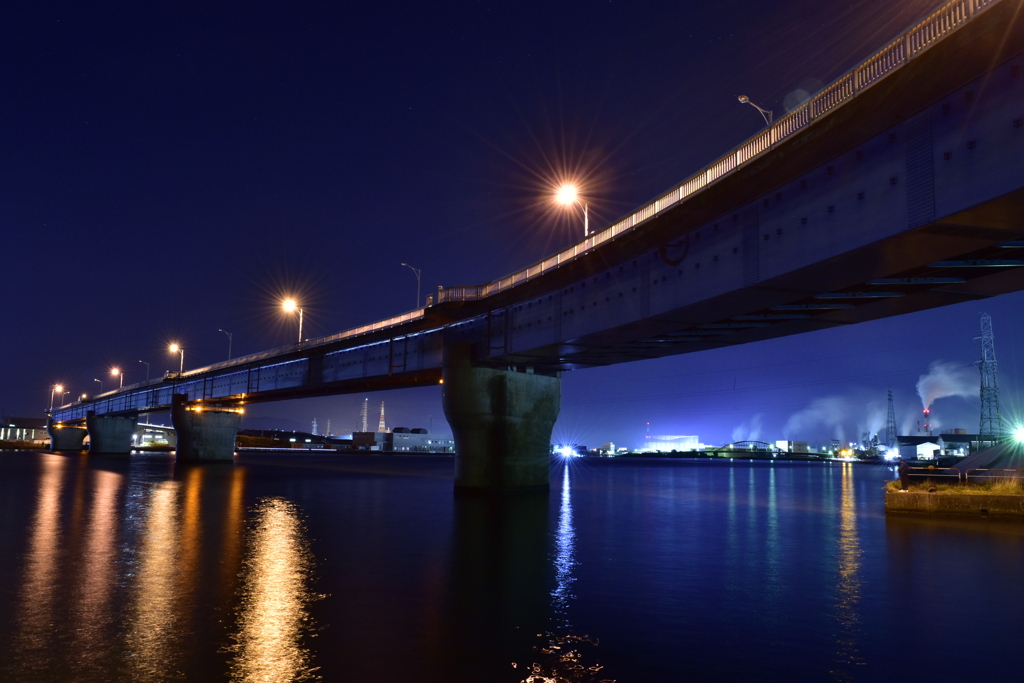 夜の港