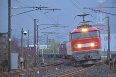 夜明の貨物列車