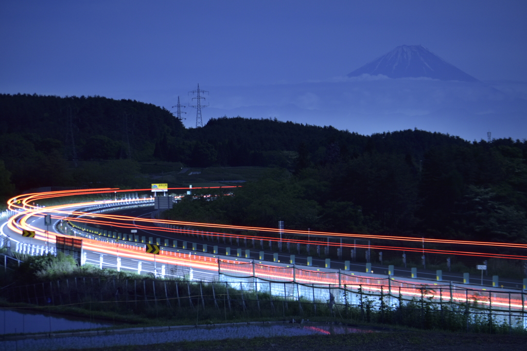 富士へ向う光跡