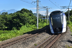 八ヶ岳を背にあずさ号