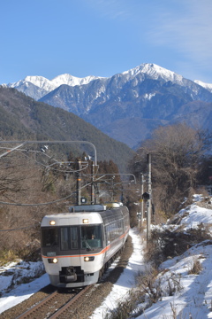 木曽駒ヶ岳を背に