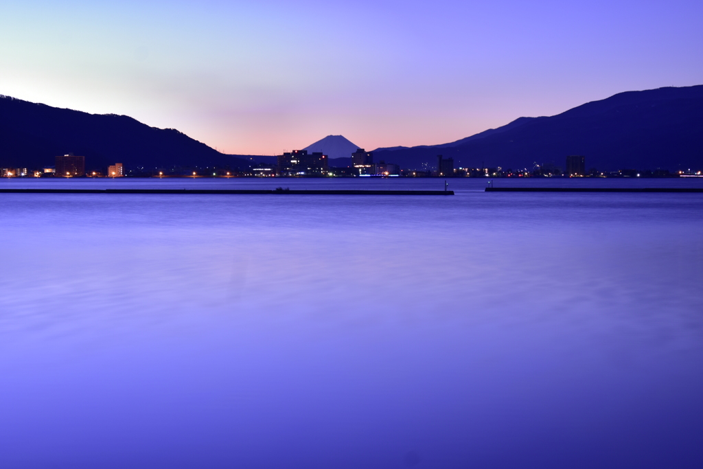 夜明けの霊峰