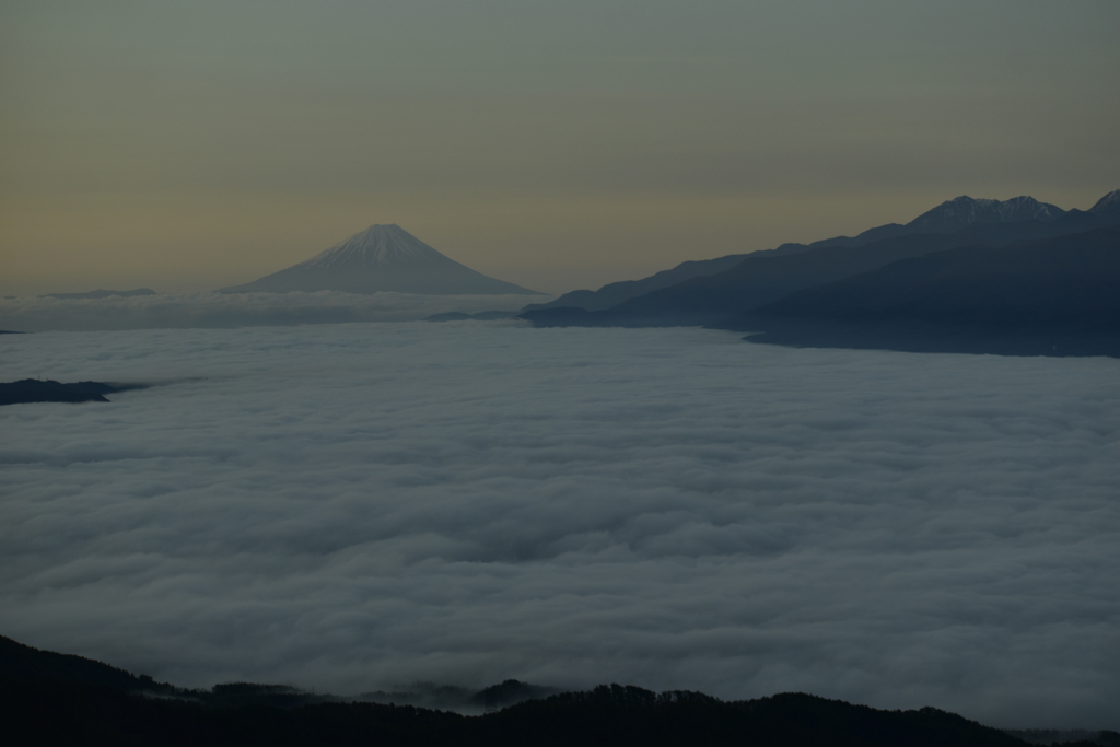 雲海の夜明け富士