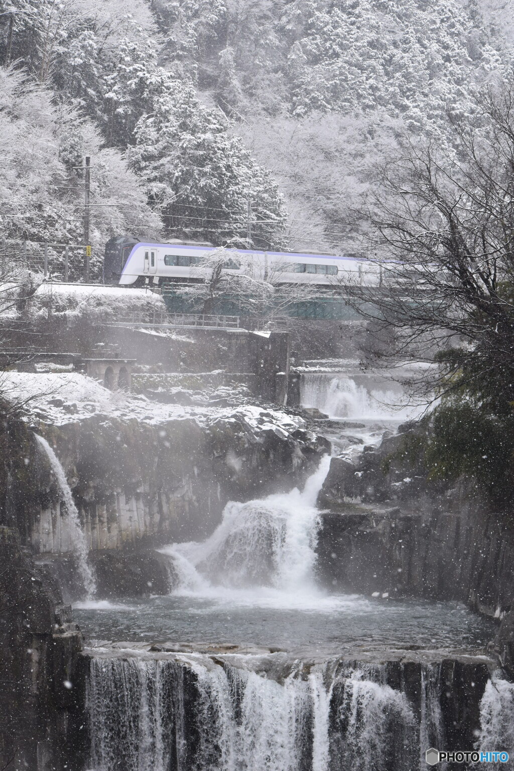 雪の日の滝飛沫