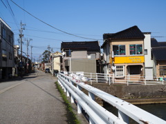 漁港周辺の街並みとカモメ