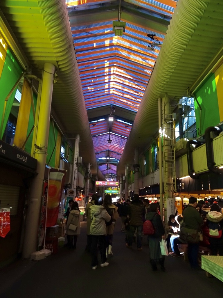 近江町市場のアーケードがカラフルで可愛い