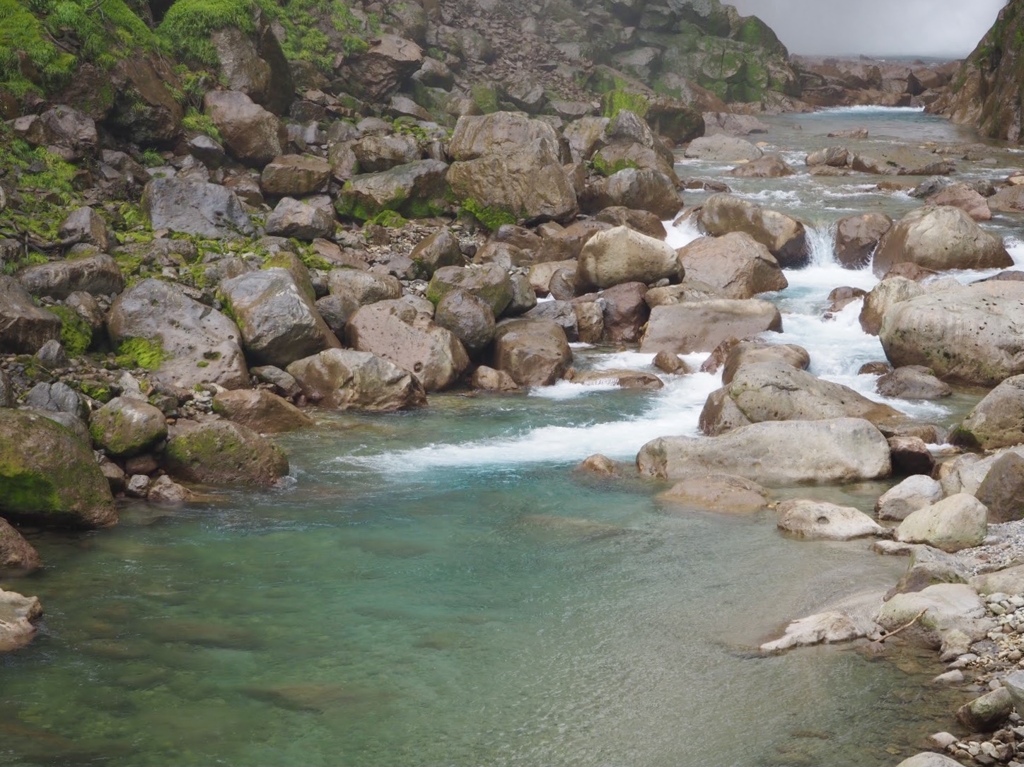 滝は白いけど水は青い