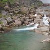 滝は白いけど水は青い