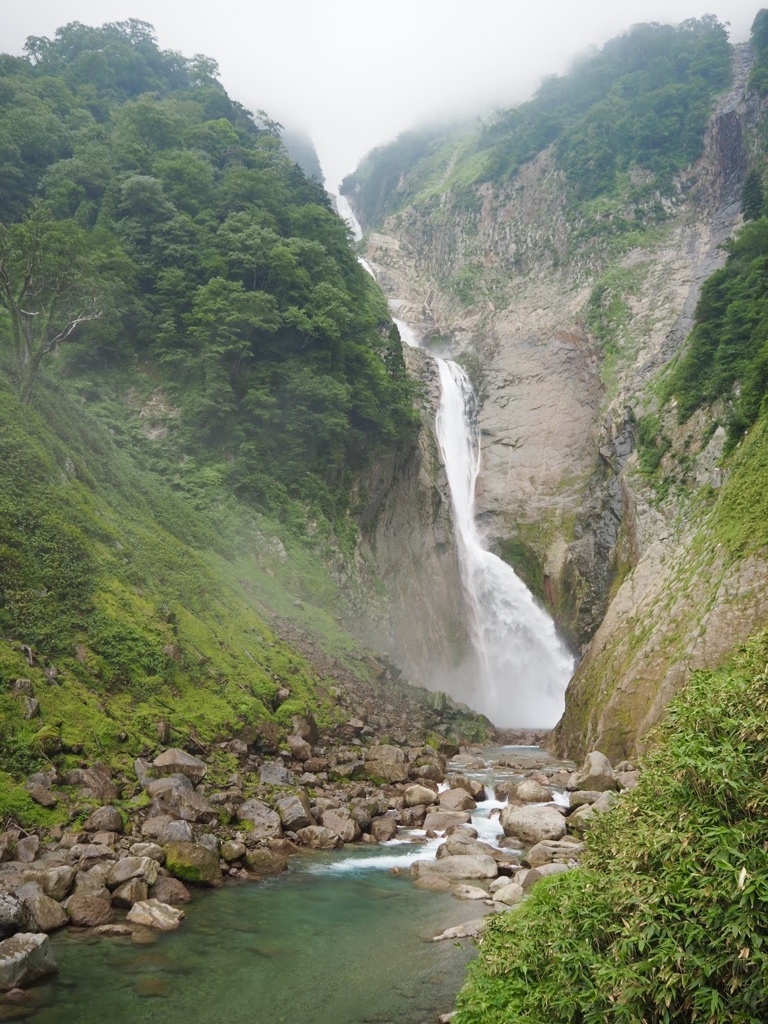 曇り空と滝