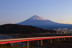 夜明けの富士山