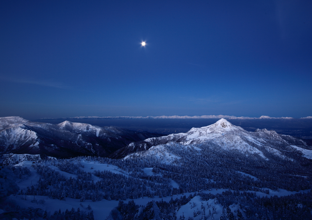 満月と白い稜線