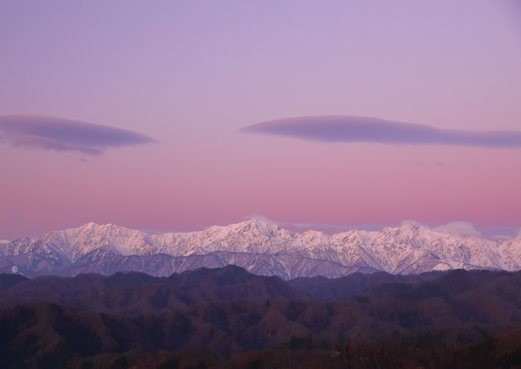 冬の朝は時々空が綺麗に染まります