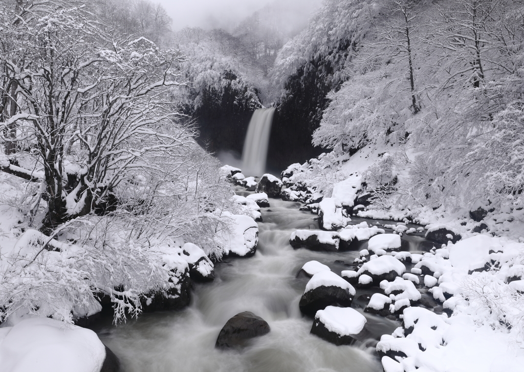 雪解け苗名滝