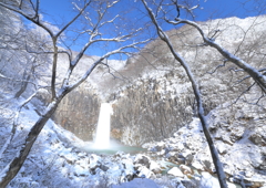 冬の苗名滝