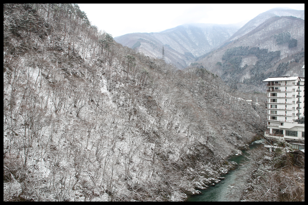 迫り寄る山