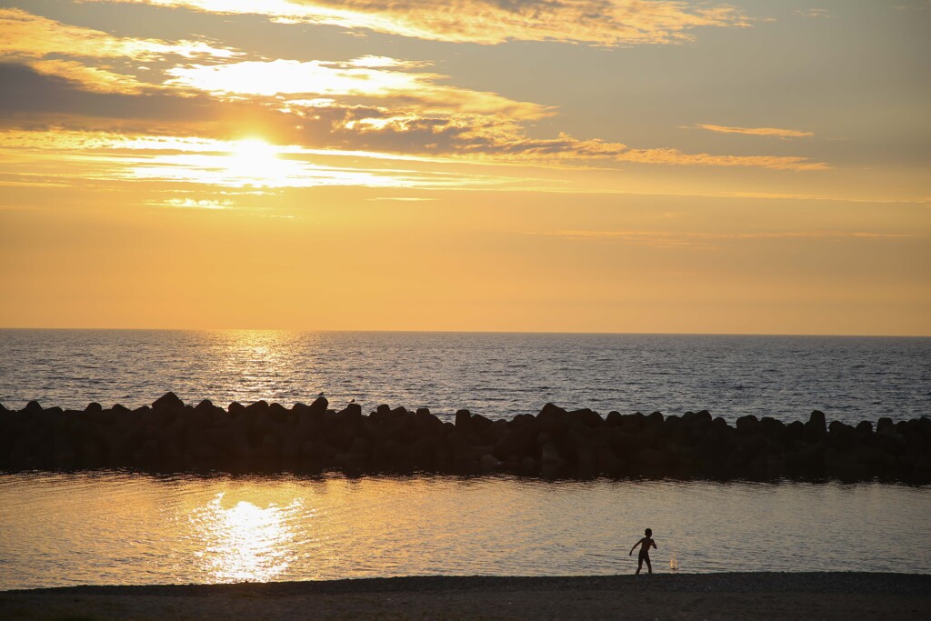 夕日と少年