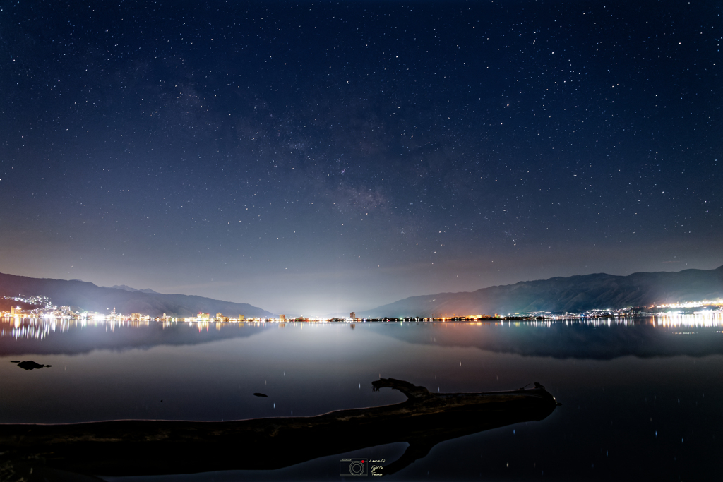 諏訪湖と星空