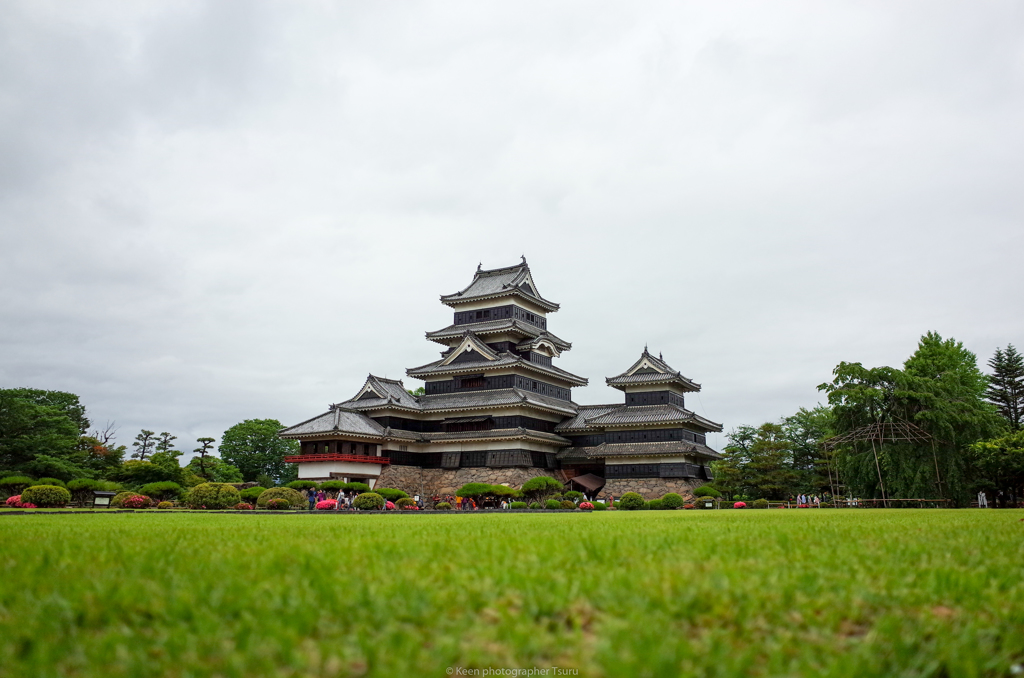 梅雨空の松本城