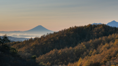 秋の山とシルエット富士