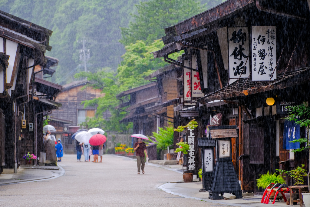 降りしきる雨