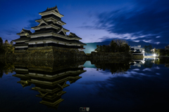 静かな城と流れる雲