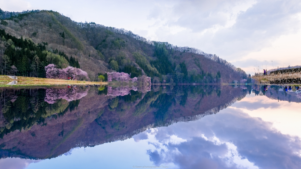 春の湖畔