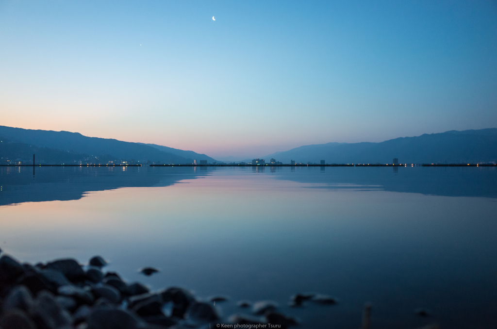 朝の諏訪湖