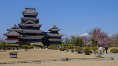 松本城と常念岳