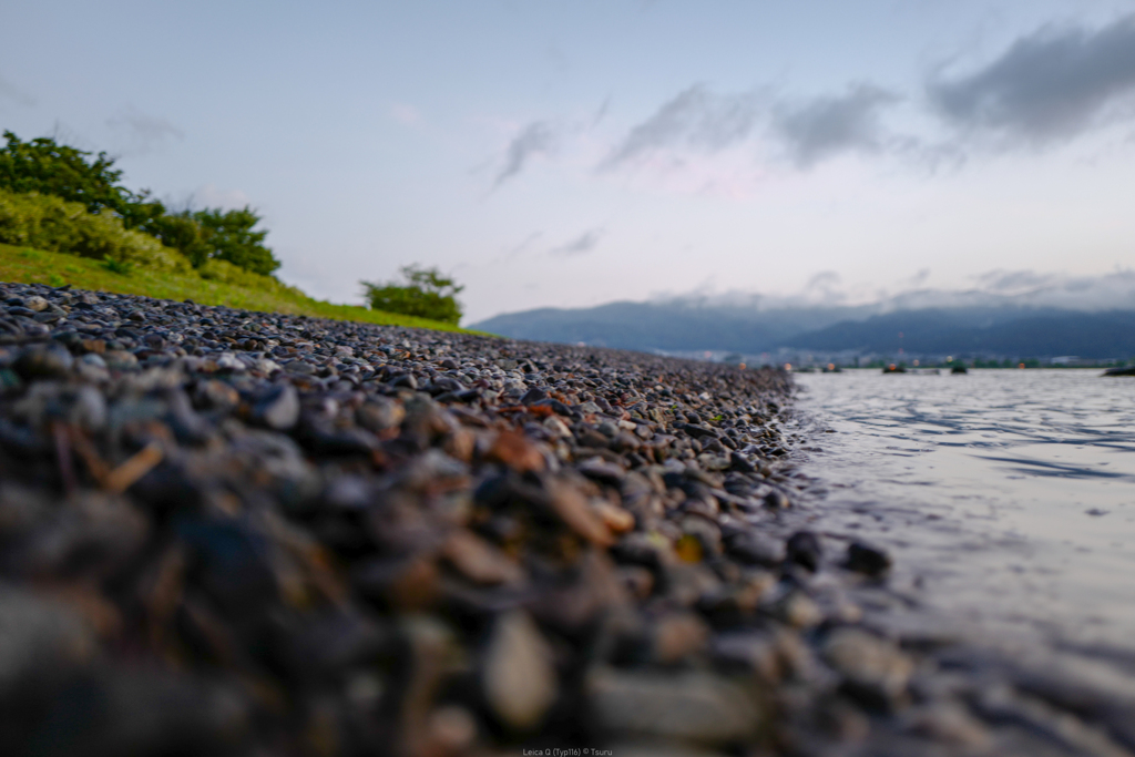 朝の湖岸