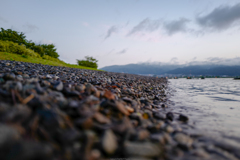 朝の湖岸