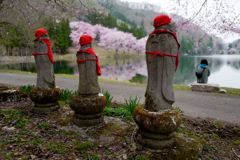 お地蔵さんも見つめる春