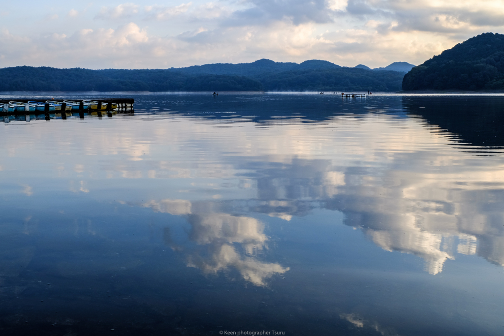 空を写す入鹿池