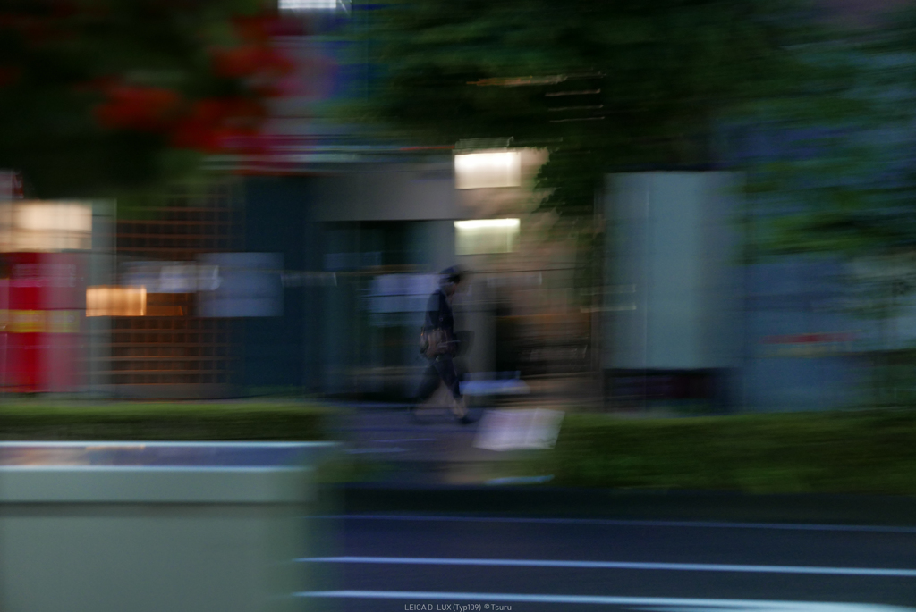 朝の街で