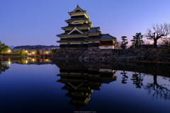 朝の城：桜のころ
