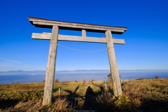 鳥居越しの山々