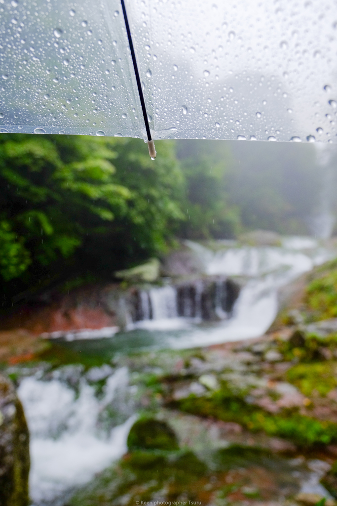 雨のおしどり隠しの滝