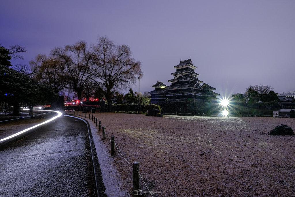 朝の松本城公園