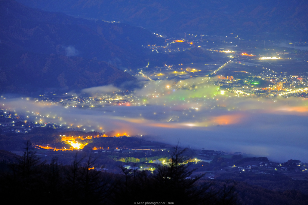 雲と街