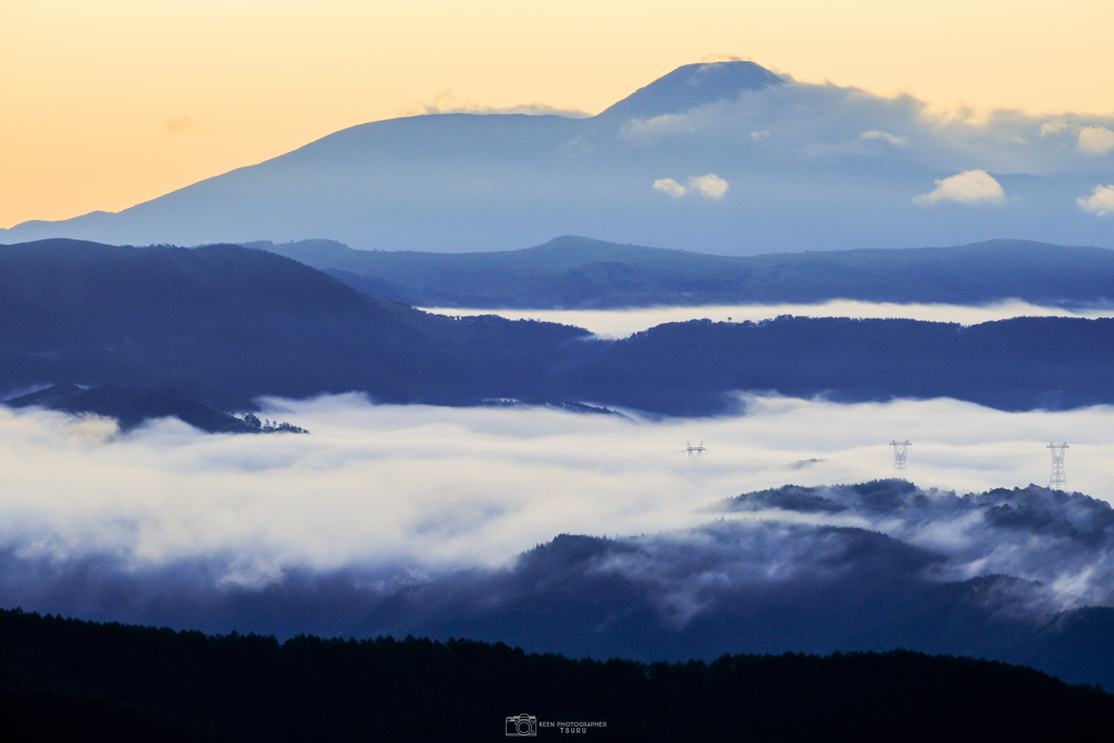 蓼科山と雲を纏う山