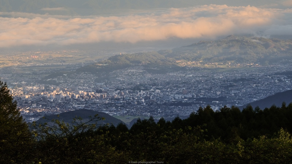朝日射す街