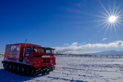 青空と雪上車